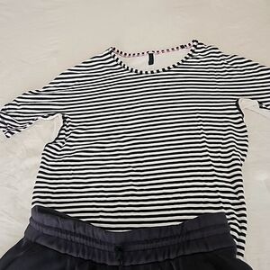 Lululemon  black and white shirt size 4
